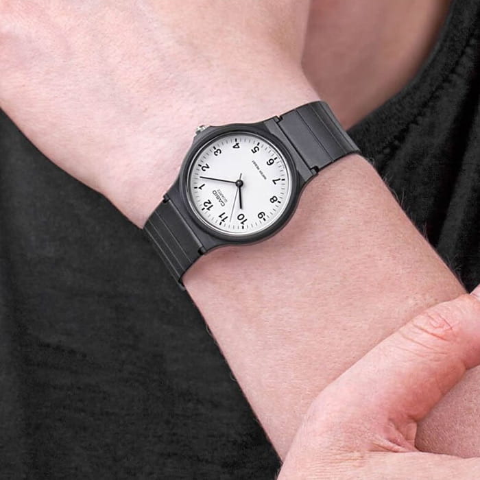 Casio Casio Collection MQ-24-7E мужские часы белый циферблат на запястье