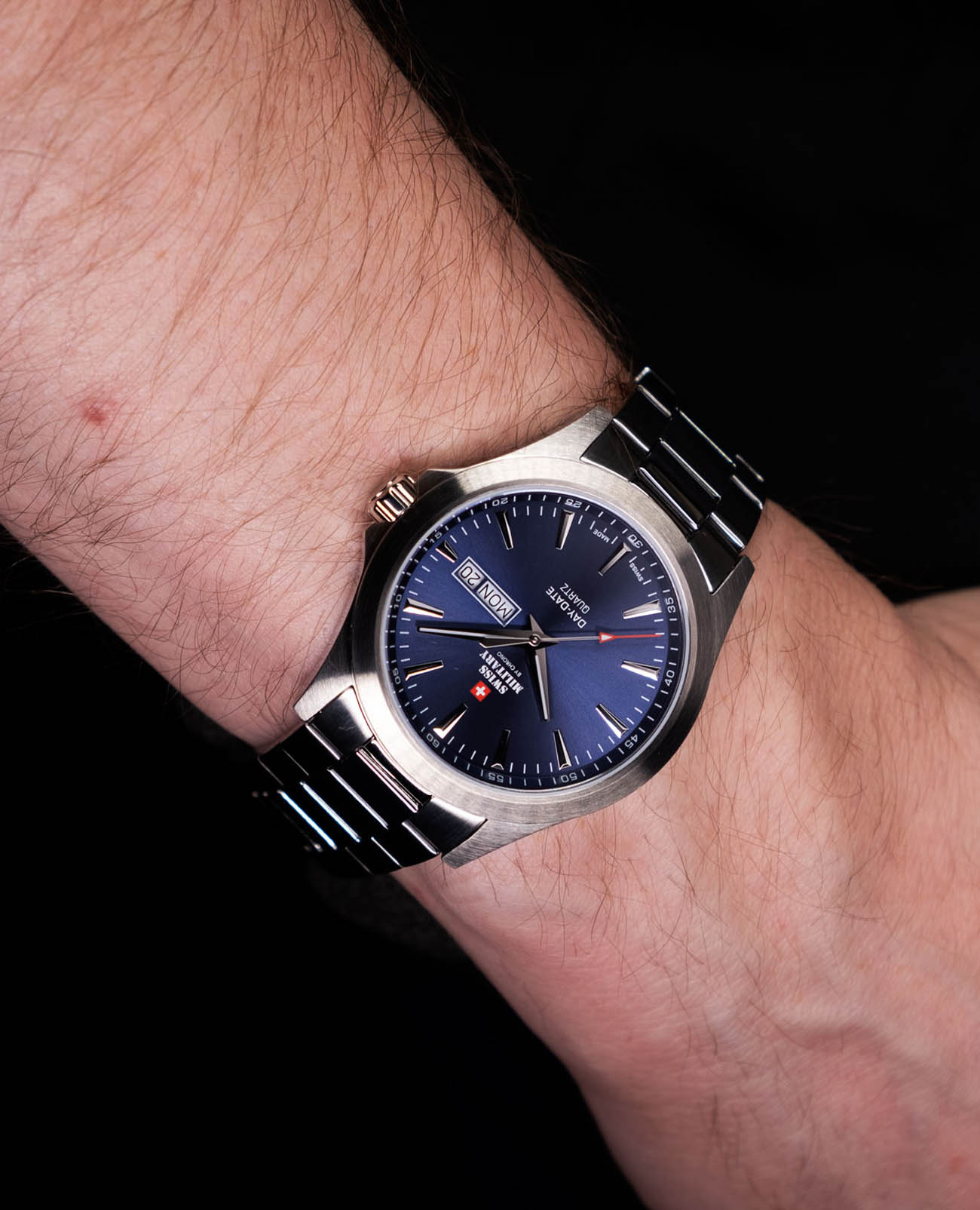 Swiss Military by Chrono Swiss Military by Chrono Day Date SMP36040.24 , наручные мужские часы фото под углом